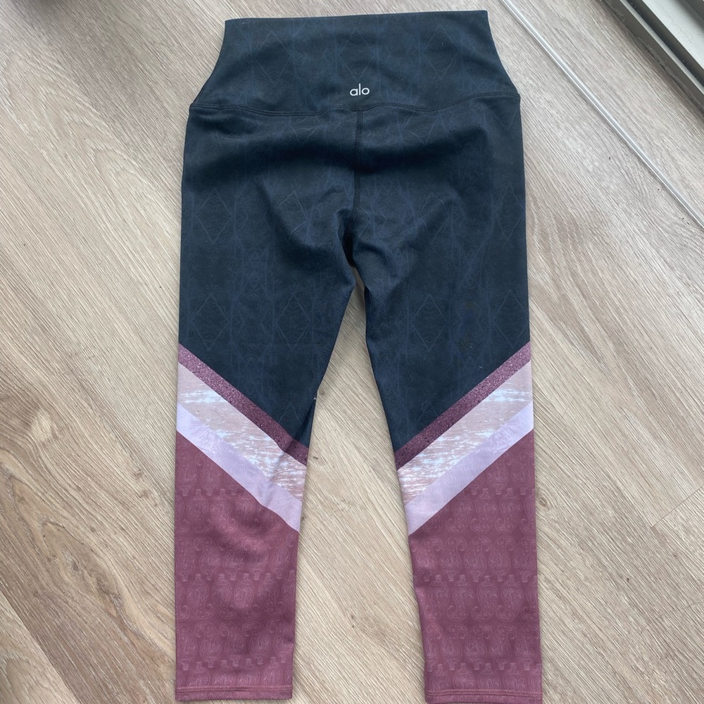 Alo leggins size sm lightly used with fun pattern - capri length